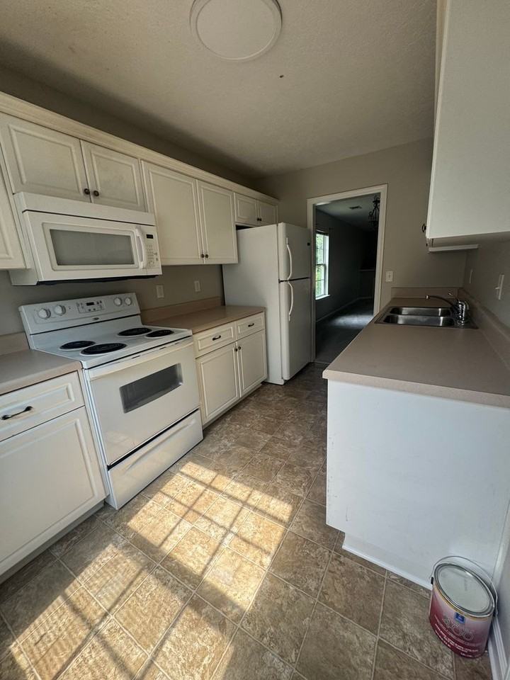 448 Carriage Ln - Photo 2 of 8