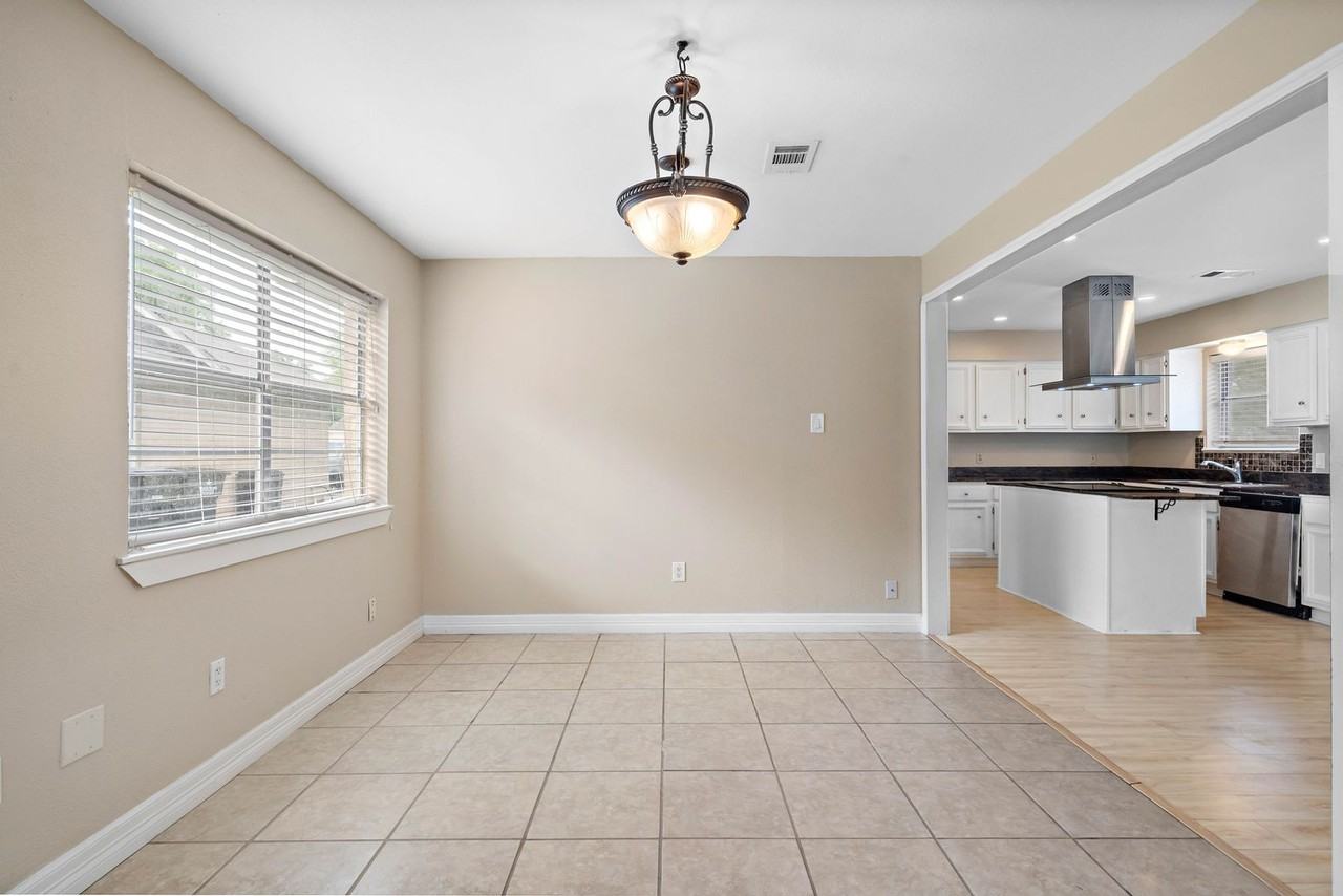 4915 Kentington Dr - Photo 4 of 11