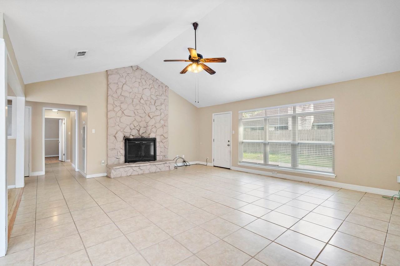 4915 Kentington Dr - Photo 5 of 11