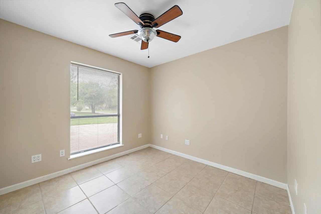 4915 Kentington Dr - Photo 6 of 11