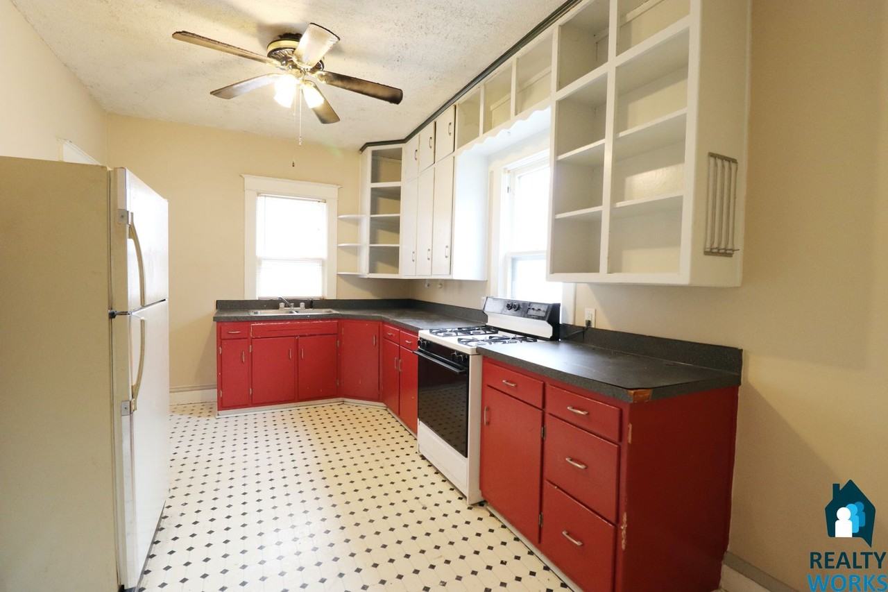 338 S 25th St - Photo 2 of 11