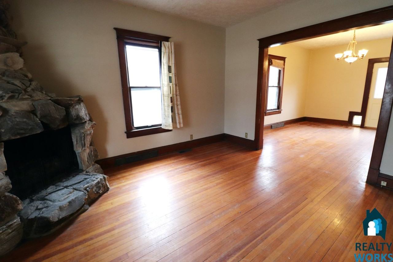 338 S 25th St - Photo 4 of 11