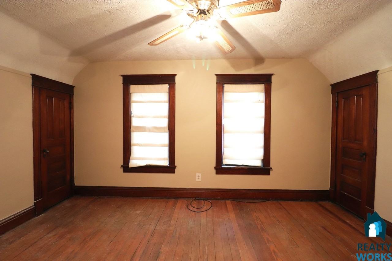 338 S 25th St - Photo 6 of 11