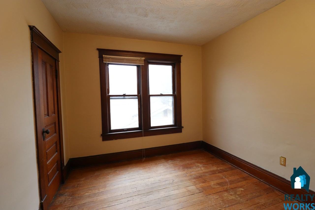 338 S 25th St - Photo 7 of 11