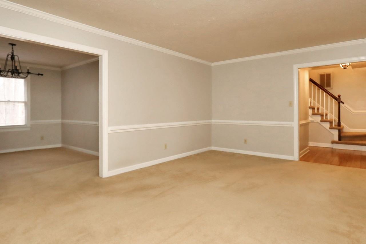227 Aspen Blvd - Photo 7 of 34