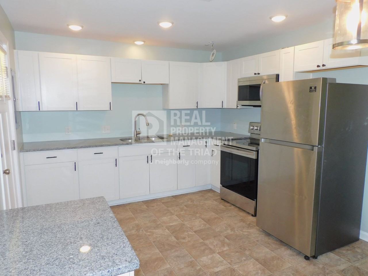 3016 Myra St - Photo 2 of 19