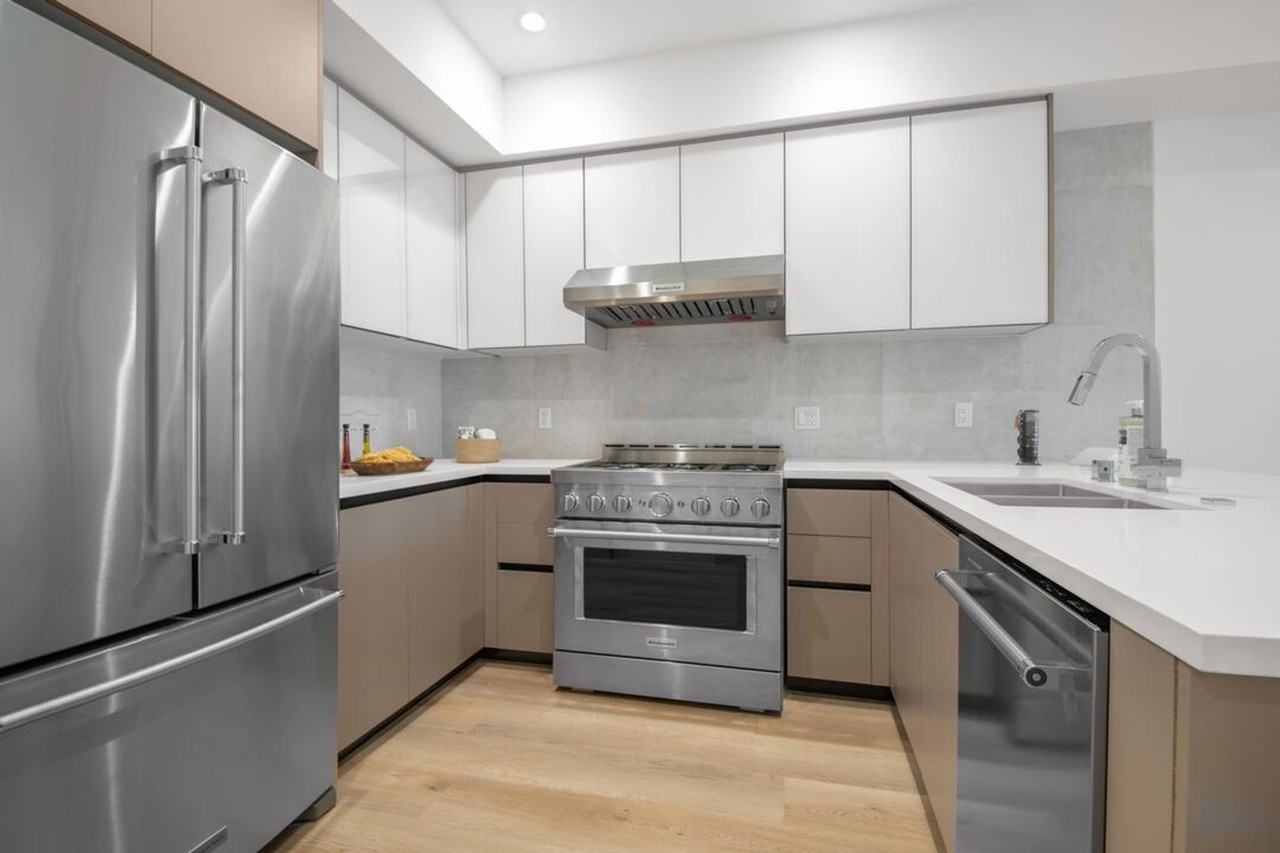 8326 Blackburn Ave. - Photo 3 of 21