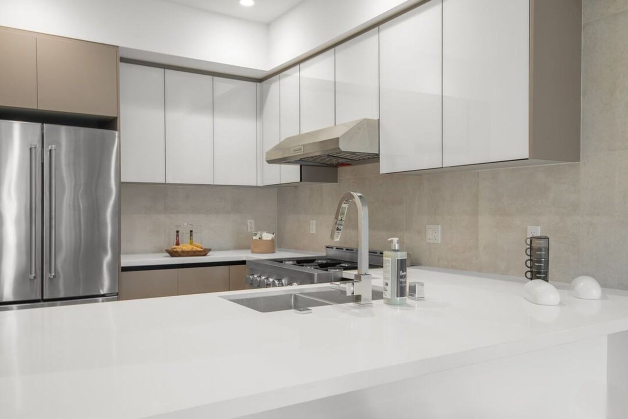 8326 Blackburn Ave. - Photo 4 of 21