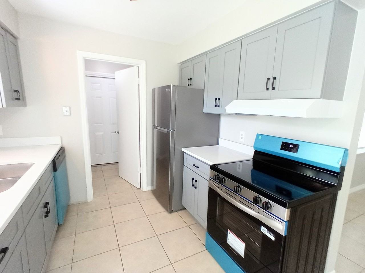 2427 Chase Ave #B - Photo 4 of 8