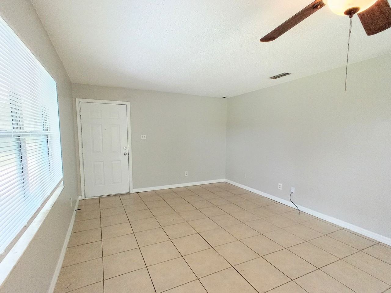 2427 Chase Ave #B - Photo 3 of 8