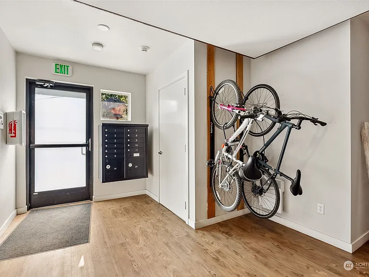 The Junior - Photo 4 of 8