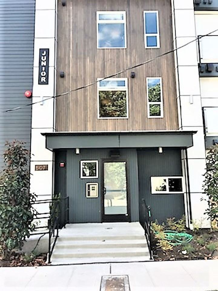 The Junior - Photo 7 of 8