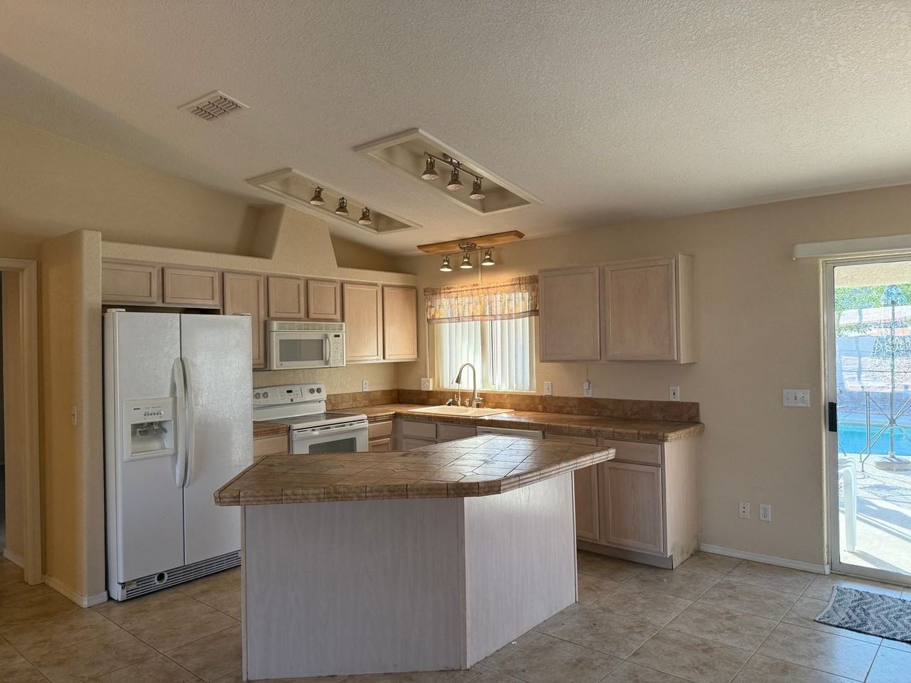 2135 Cosnina Dr - Photo 3 of 17