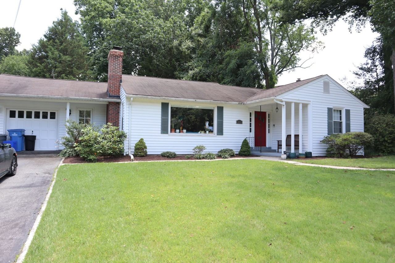 10613 Brunswick Ave - Photo 3 of 27