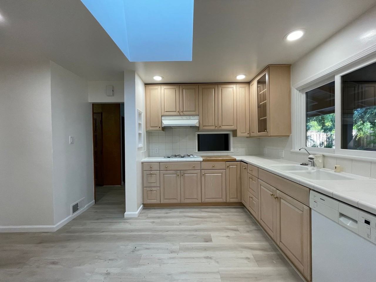 2746 Cowper St - Photo 2 of 16