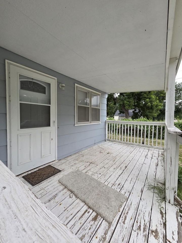 724 Logan Ave - Photo 2 of 22