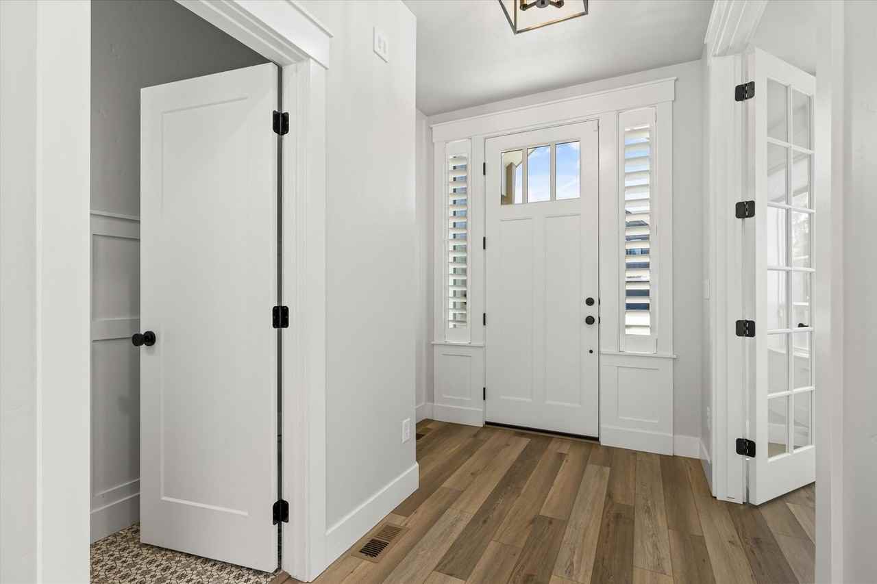 7805 W Cardinal Dr - Photo 2 of 28