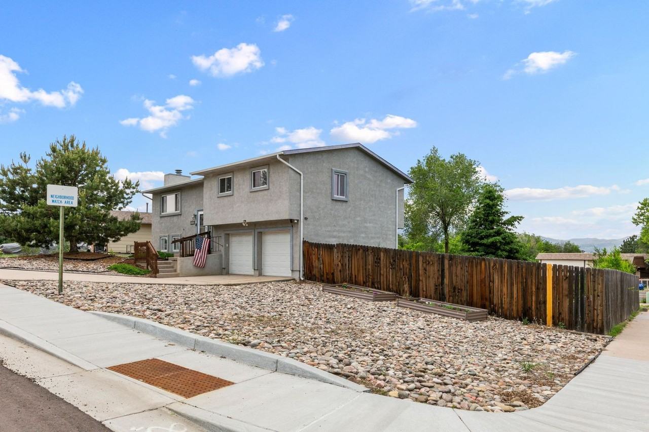4303 Eastcrest Cir W - Photo 2 of 22