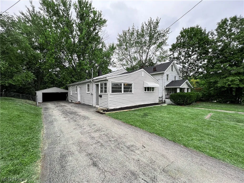 1764 S Heights Ave - Photo 2 of 16