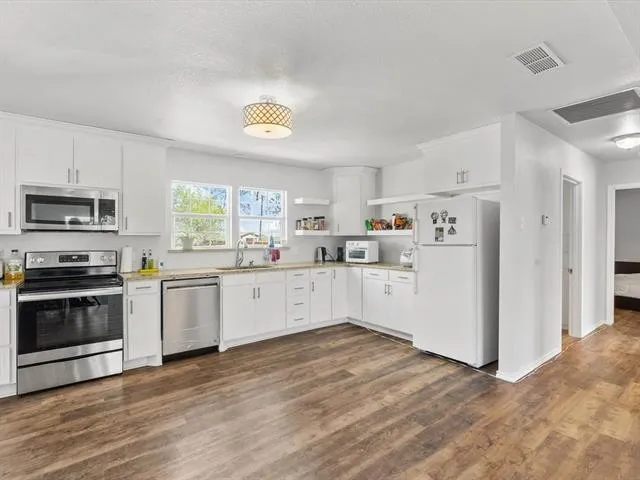 303 S Bois D Arc St - Photo 2 of 13