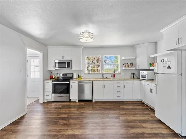 303 S Bois D Arc St - Photo 3 of 13