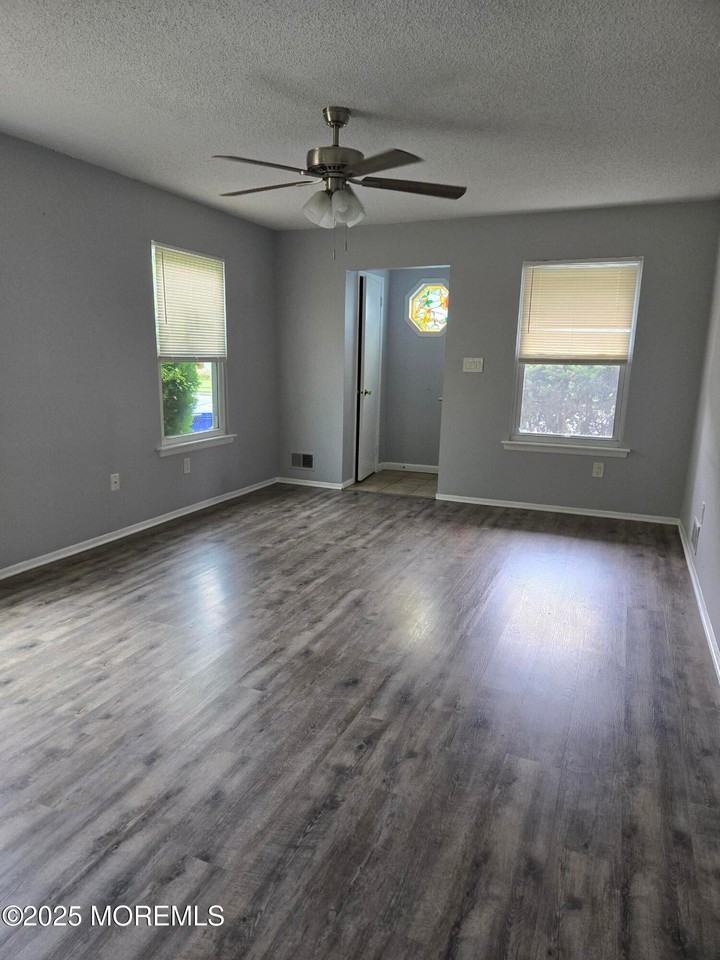 33 Mariner Pl - Photo 2 of 6