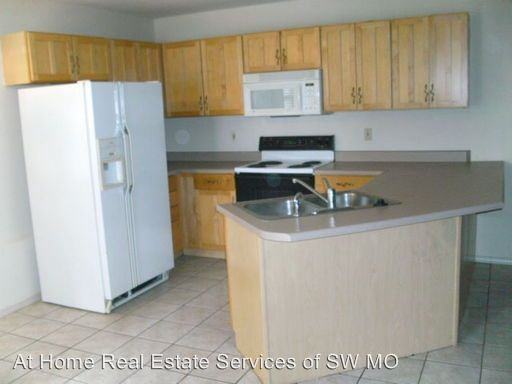 913-915 Main - Photo 2 of 6