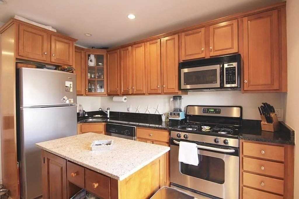 764 E 6th St - Photo 3 of 11