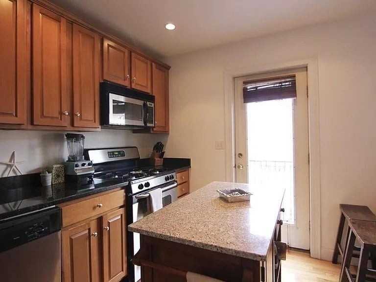 764 E 6th St - Photo 4 of 11