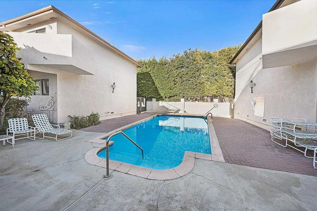 San Vicente Blvd & 4th St #105 - Photo 2 of 14