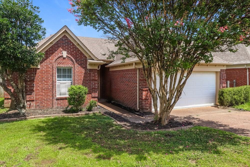 514 Bruins Trce - Photo 3 of 16