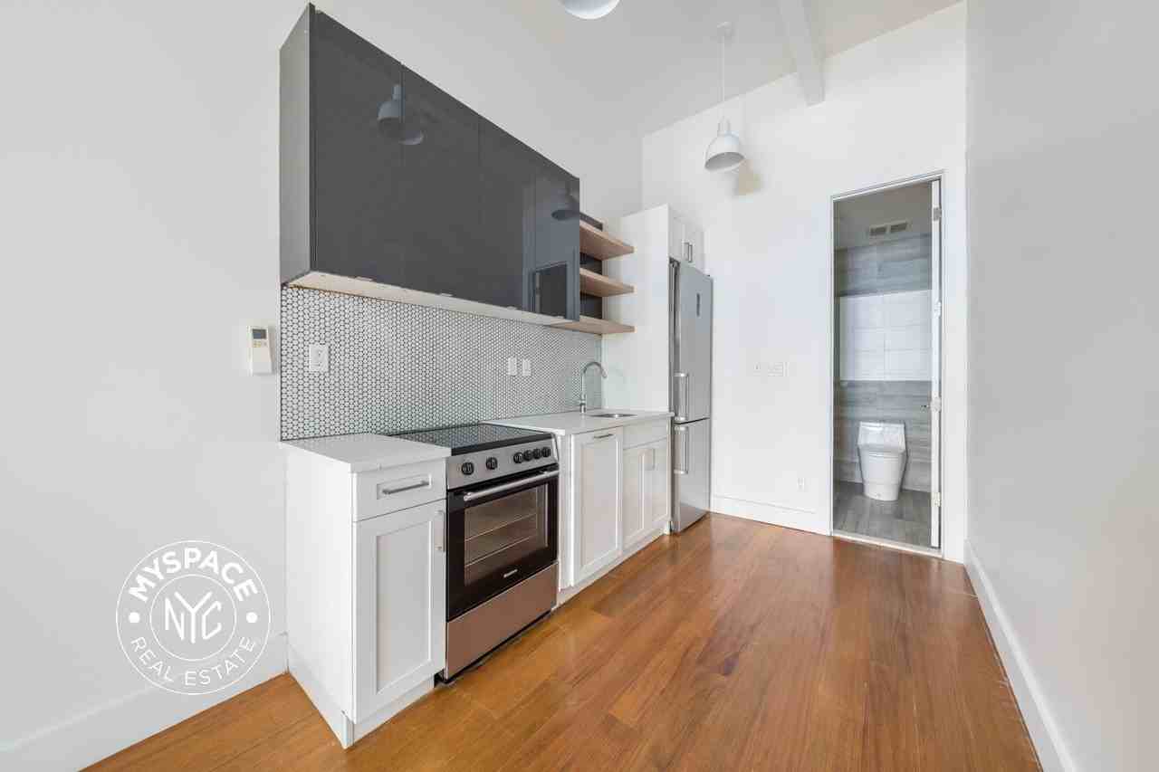228 Kingsland Ave #3R - Photo 2 of 9