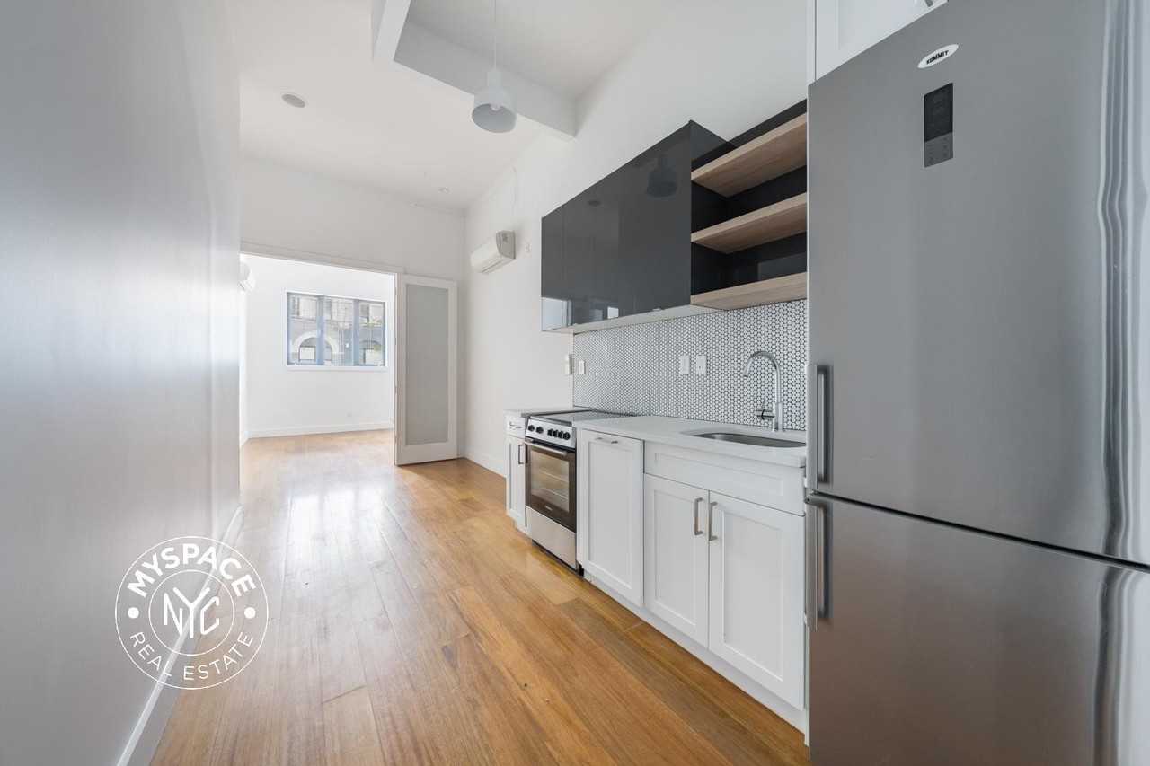 228 Kingsland Ave #3R - Photo 3 of 9