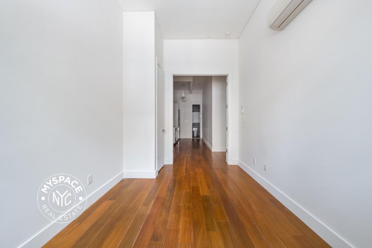 228 Kingsland Ave #3R - Photo 5 of 9