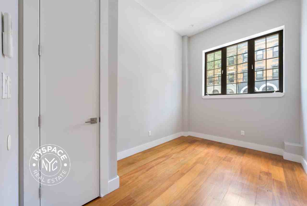 228 Kingsland Ave #3R - Photo 6 of 9