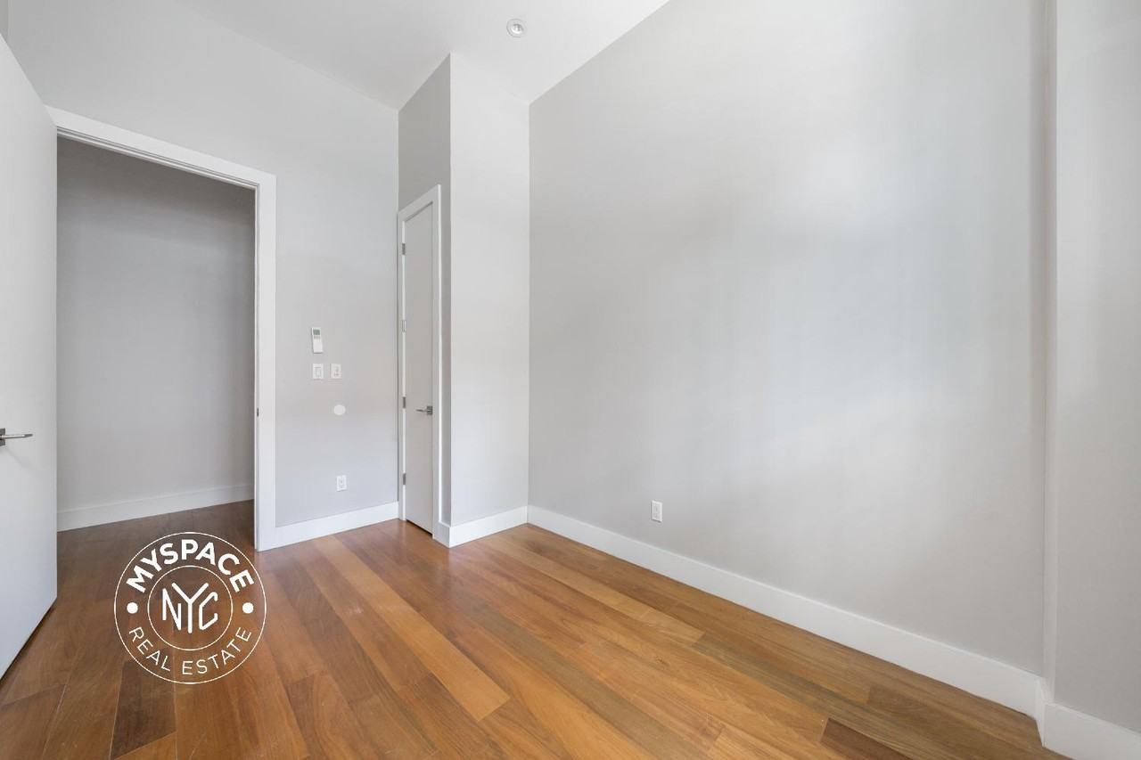 228 Kingsland Ave #3R - Photo 7 of 9
