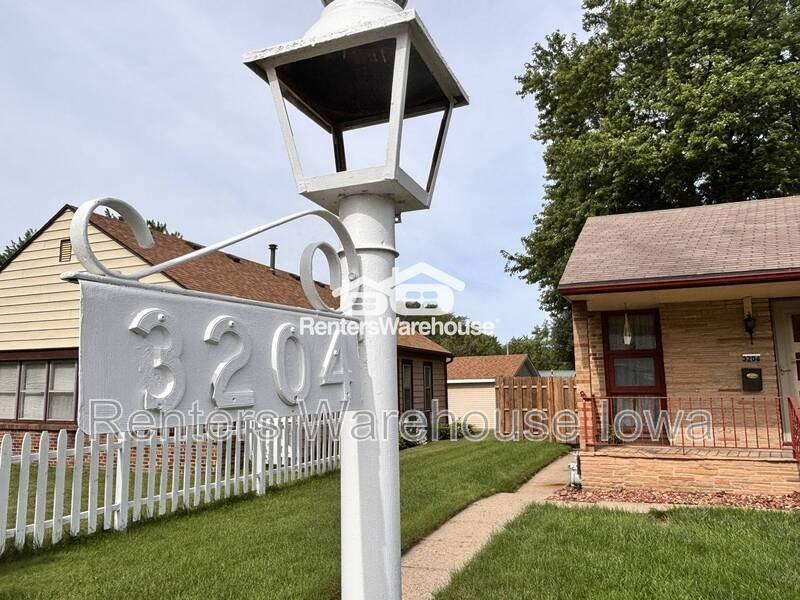 3204 E 9th St - Photo 3 of 19