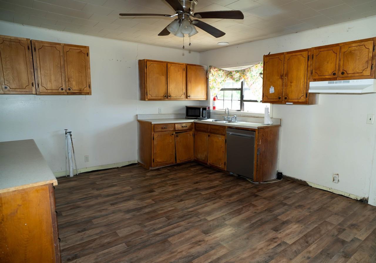 528 E Lake St #14991855 - Photo 7 of 31