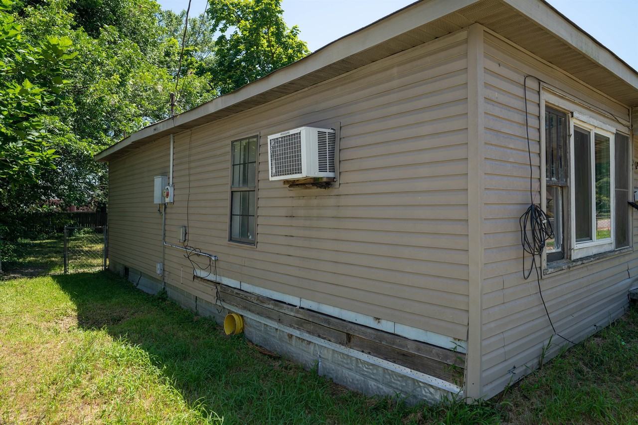 528 E Lake St #14991855 - Photo 4 of 31