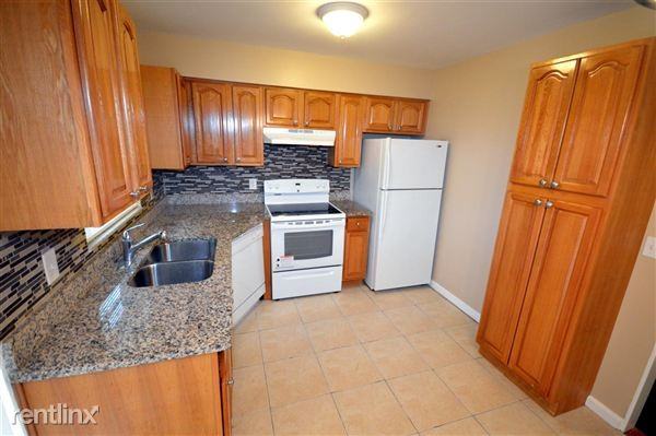 914 W Gaston Pl - Photo 3 of 9