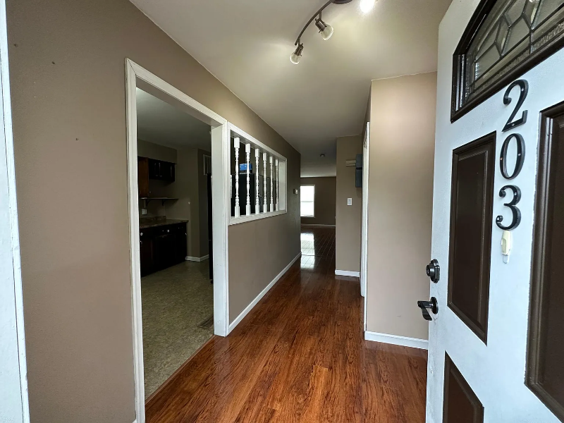 203 Poplar Dr - Photo 2 of 9