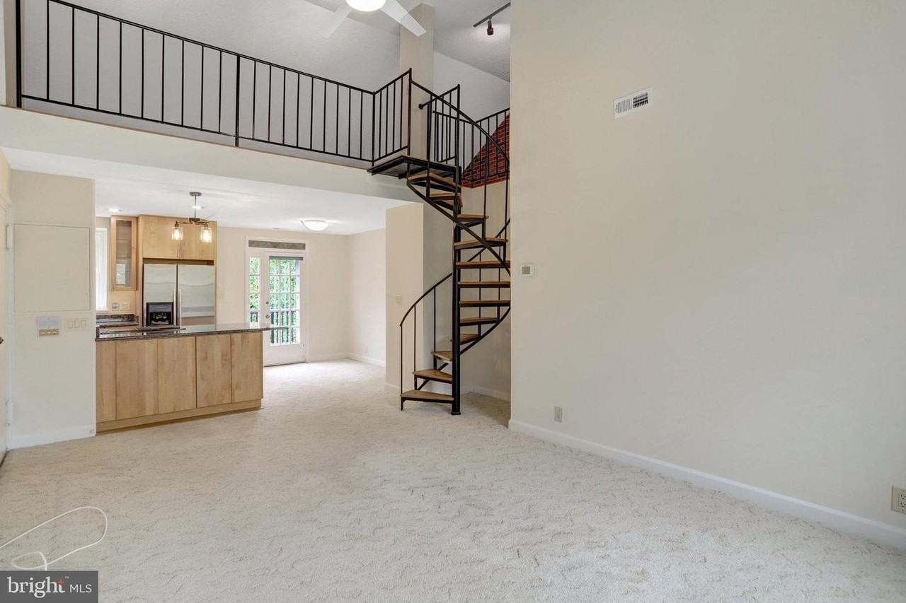 3062 S Buchanan St - Photo 4 of 33