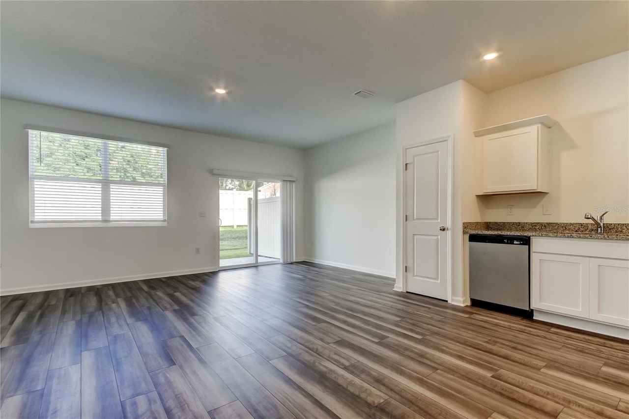 11925 Sylvia St - Photo 7 of 45