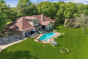 featured image of 1425 N Peytonville Ave