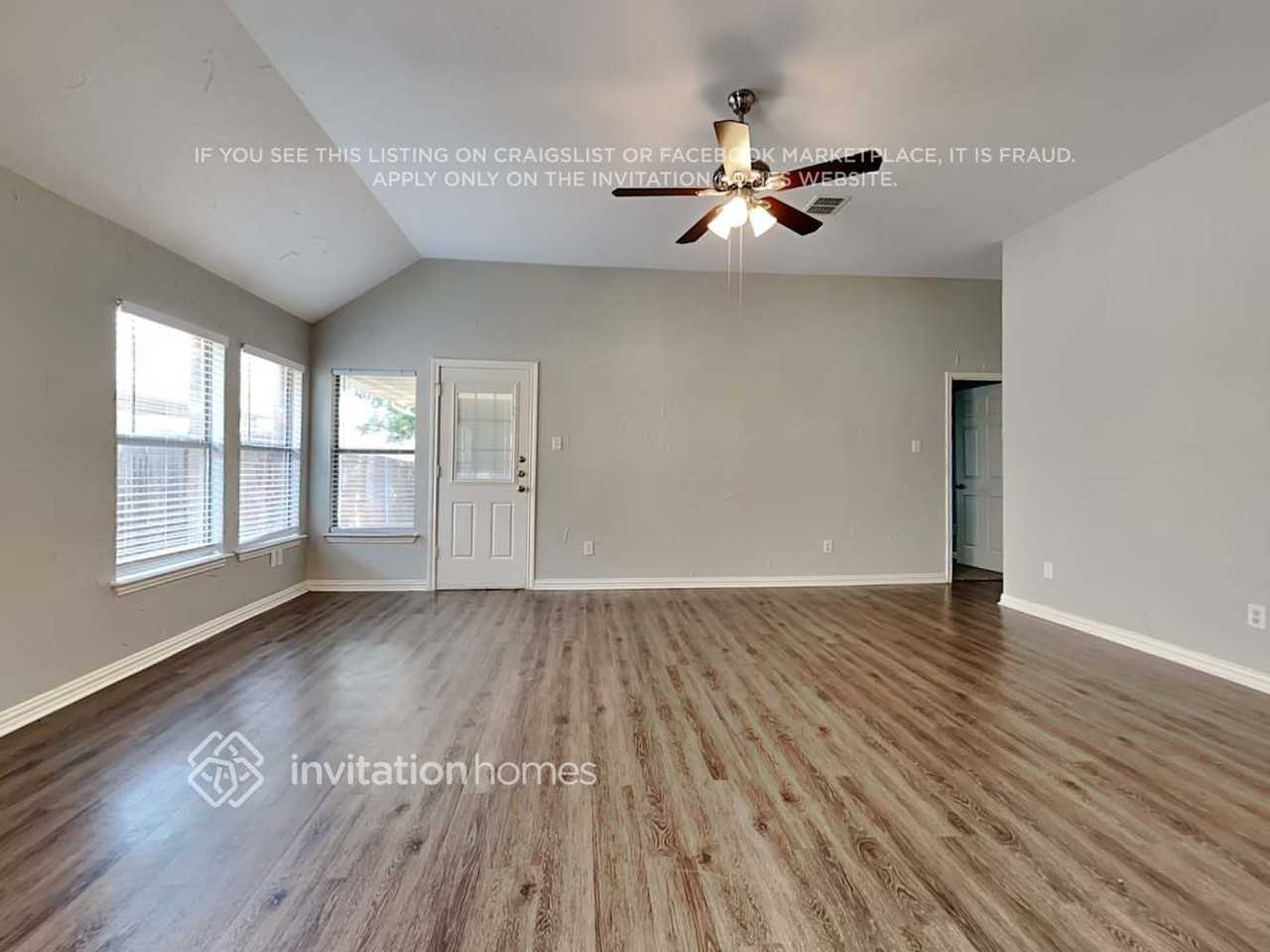 917 Lake Worth Trl - Photo 3 of 19