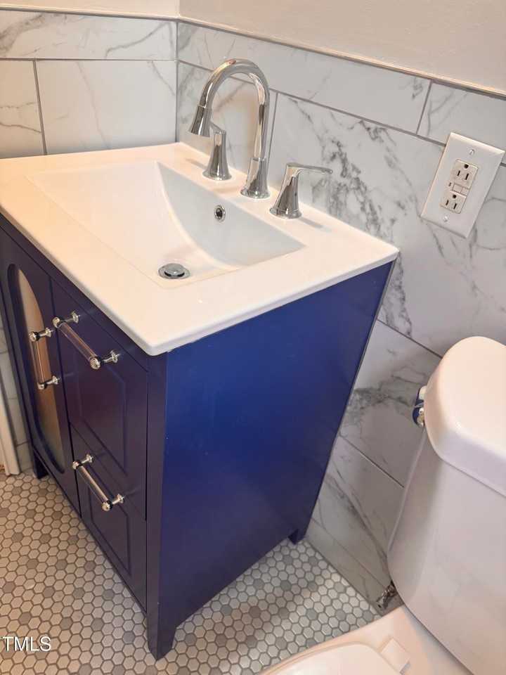 833 Bryan St - Photo 7 of 34