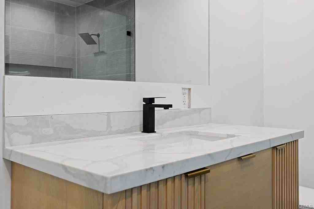 11245 Greenlawn Ave - Photo 2 of 8