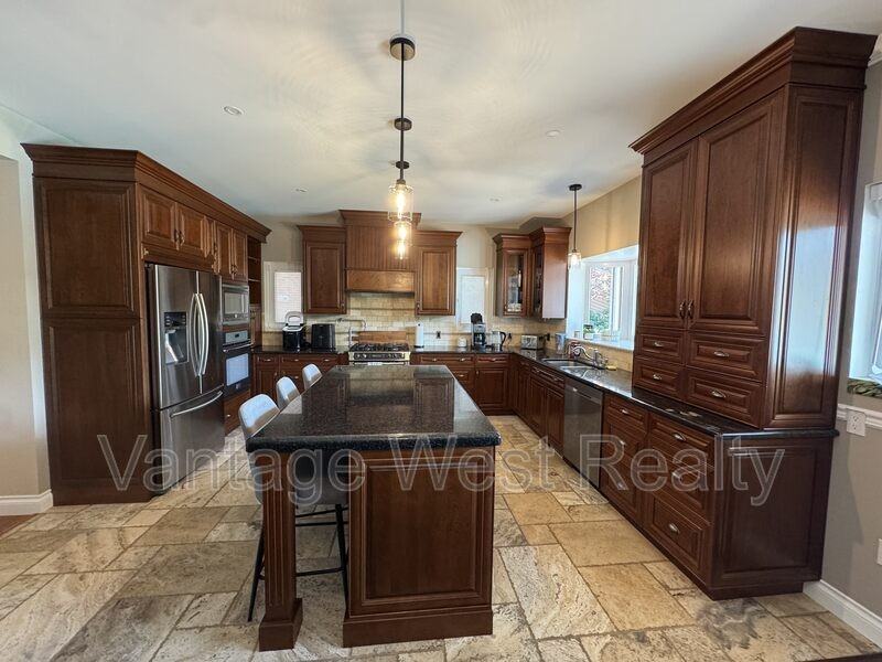 1556 Pritchard Dr - Photo 3 of 22