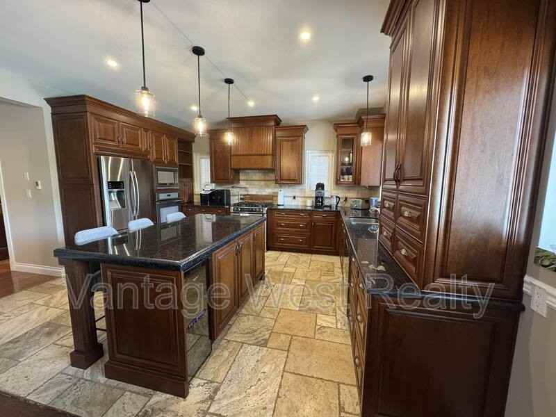 1556 Pritchard Dr - Photo 4 of 22