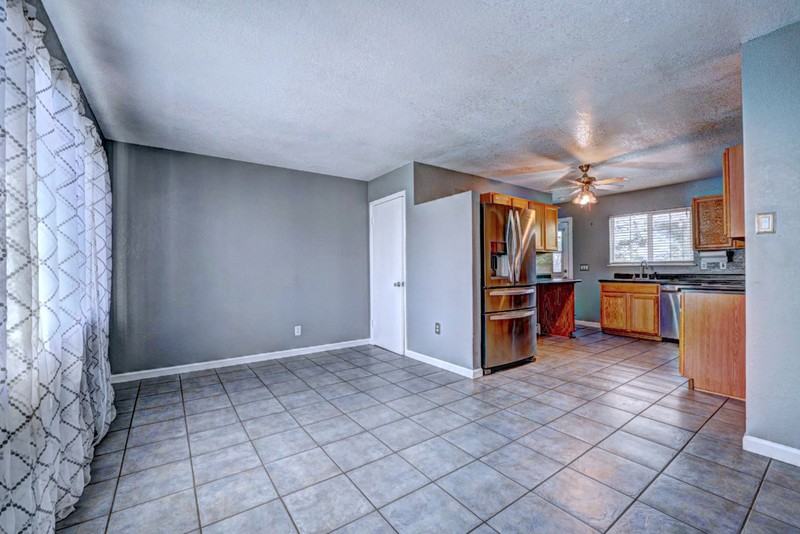 2801 Hall Ave - Photo 3 of 12